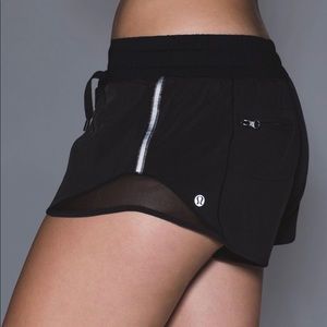Hotty Hot Lululemon Black 2.5 inch shorts